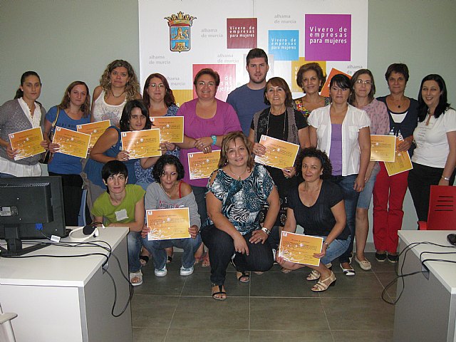 Mujer clausura ya un curso de informtica y oferta otros de ofimtica, ingls, y estrategias de empleo, Foto 1