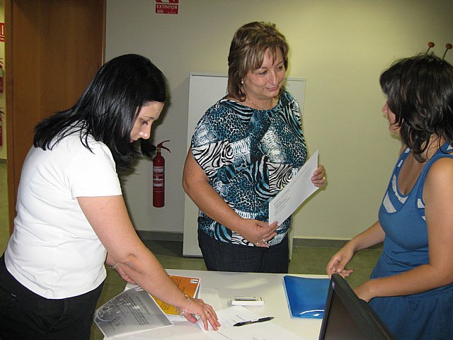 Mujer clausura ya un curso de informtica y oferta otros de ofimtica, ingls, y estrategias de empleo, Foto 2