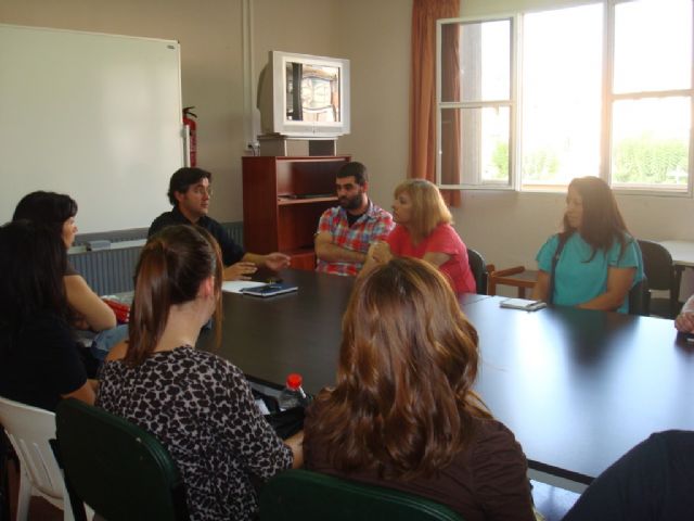 El alumnado del curso de Atención a la Dependencia visita las instalaciones de los Centros de Día Municipales de Personas Mayores - 2, Foto 2