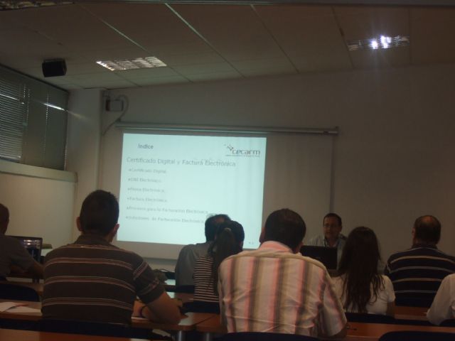 Empresarios y emprendedores participan en un taller de Certificado Digital, DNI electrónico y factura electrónica - 1, Foto 1