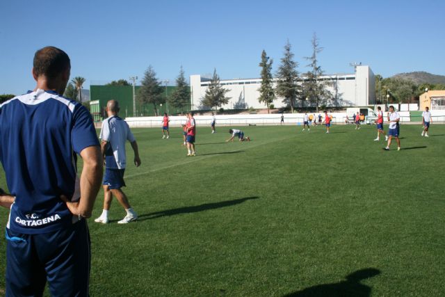 El FC Cartagena entrena durante los ltimos dos das en las instalaciones del Polideportivo Municipal “6 de Diciembre” - 5