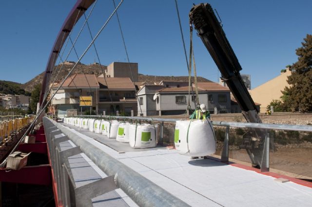 Prueban la resistencia de la pasarela peatonal del Barrio de la Concepción - 1, Foto 1