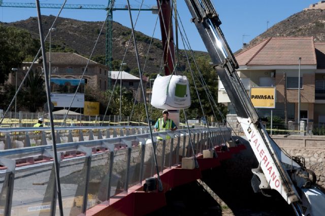 Prueban la resistencia de la pasarela peatonal del Barrio de la Concepción - 2, Foto 2