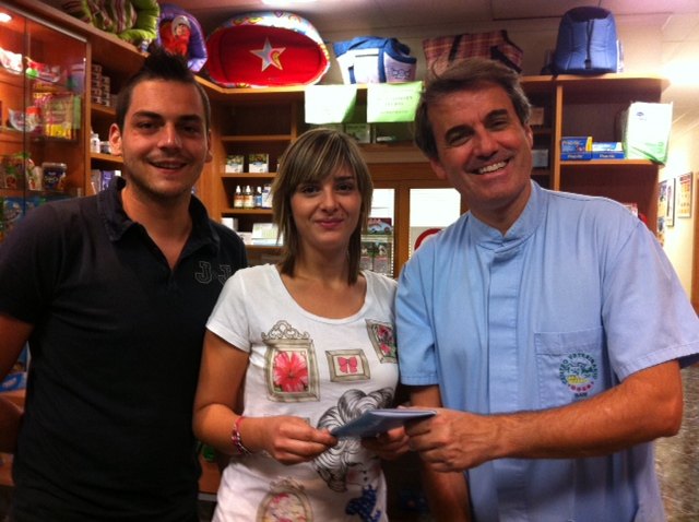 Clínica Veterinaria Dogo y Centro Veterinario Dogo hicieron entrega del bono de dos noches de hotel que sortearon entre los visitantes a su stand en la II Feria Outlet - 1, Foto 1