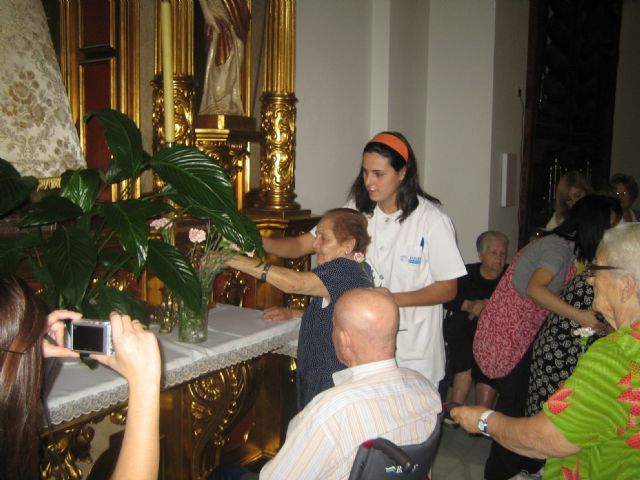 Los Centros de Día para Personas Mayores Dependientes de Totana realizan una ofrenda floral a la Virgen del Pilar, Foto 2