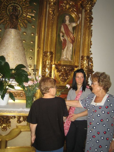 Los Centros de Día para Personas Mayores Dependientes de Totana realizan una ofrenda floral a la Virgen del Pilar - 3, Foto 3