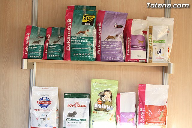 Clnica Veterinaria Dogo y Centro Veterinario Dogo hicieron entrega del bono de dos noches de hotel que sortearon entre los visitantes a su stand en la II Feria Outlet - 7