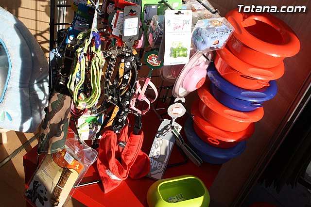 Clnica Veterinaria Dogo y Centro Veterinario Dogo hicieron entrega del bono de dos noches de hotel que sortearon entre los visitantes a su stand en la II Feria Outlet - 10