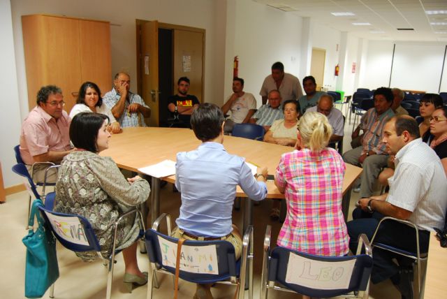 La alcaldesa y la concejal de Relaciones Vecinales se reúnen con los vecinos de Lébor, Foto 1