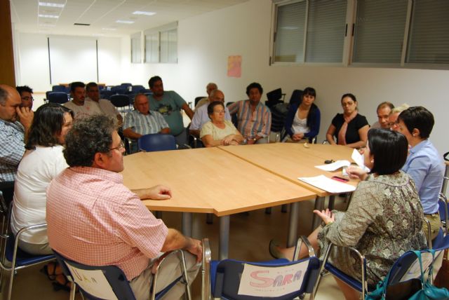 La alcaldesa y la concejal de Relaciones Vecinales se reúnen con los vecinos de Lébor, Foto 3