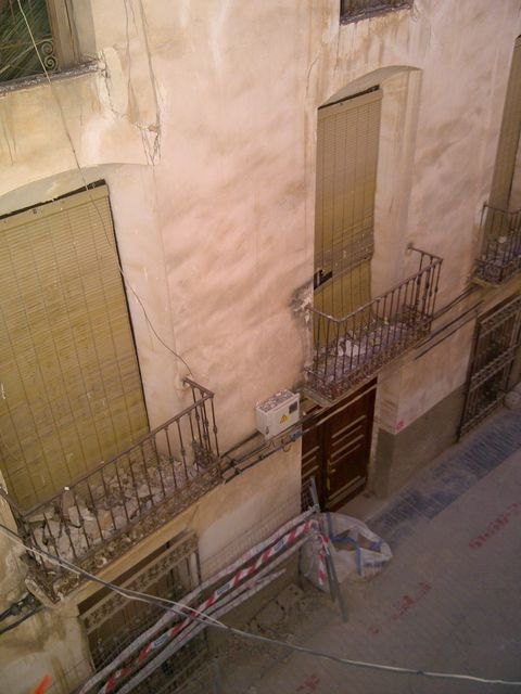 El PSOE exhibe documentación gráfica sobre el lamentable estado que presentan varios edificios de la calle Cava - 2, Foto 2