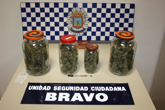 Agentes de la unidad Bravo de la Policía Local de Lorca intervienen medio kilo de marihuana del interior de un automóvil - 1, Foto 1
