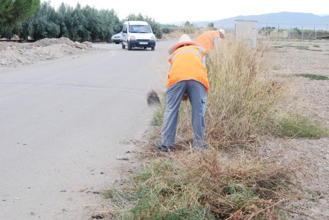 Operators perform cleaning and conditioning in the roads network of the municipality, Foto 2