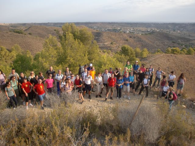 Unas 50 personas participan en la ruta de senderismo por la Sierra de la Muela y playa del Portús - 1, Foto 1