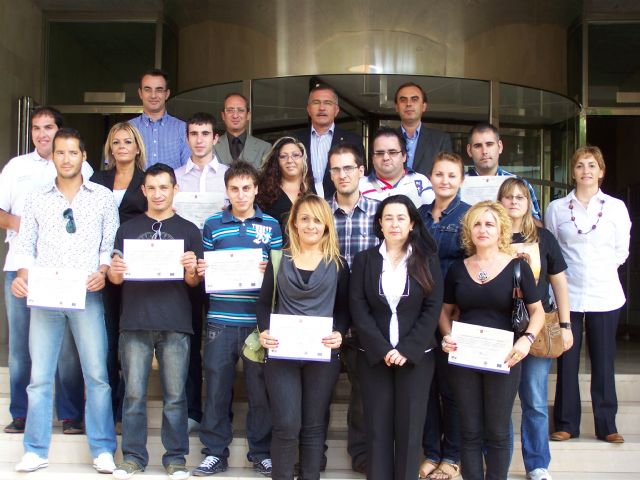 El alcalde y el director del SEF clausuran dos cursos de hostelería en Águilas - 1, Foto 1