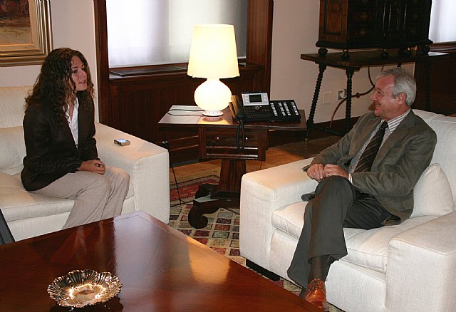 El presidente de la Comunidad recibe a la alpinista murciana Lucía López - 2, Foto 2