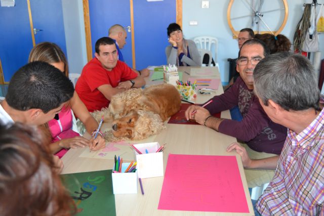 El Centro de Da de Mazarrn lleva a cabo una terapia con perros para ayudar a personas con discapacidad intelectual, Foto 2