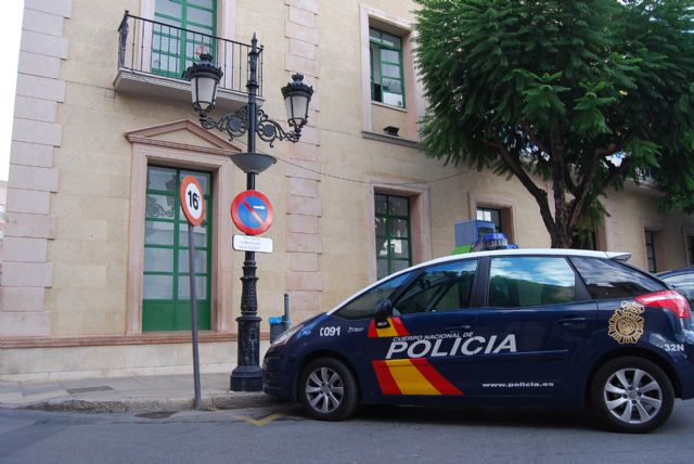 El equipo móvil de la Comisaría de la Policía Nacional de Lorca tramita unos 600 DNI al año en Totana, Foto 1