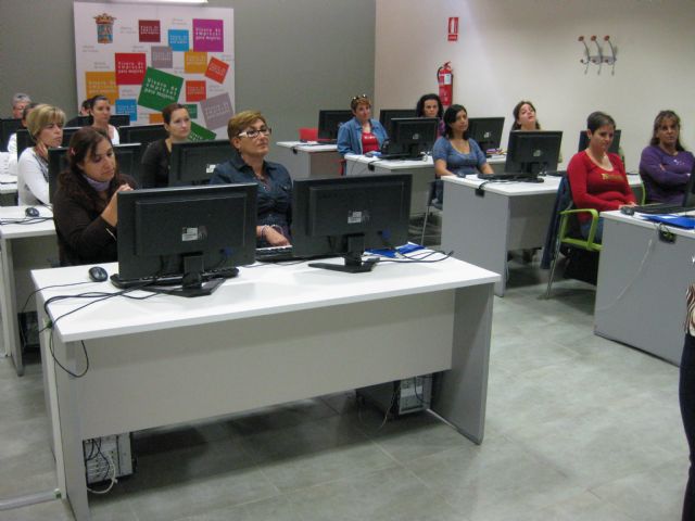 Las mujeres aprenden a buscar empleo en la Red, Foto 1