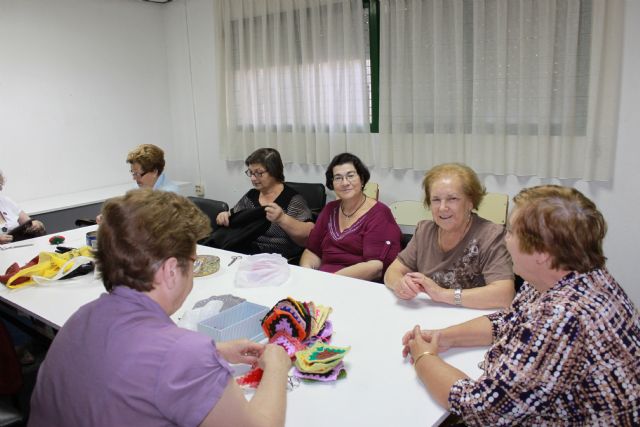 El Ayuntamiento ha puesto en marcha talleres de informtica, corte y confeccin, guitarra, lad y bandurria y manualidades para los mayores, Foto 1