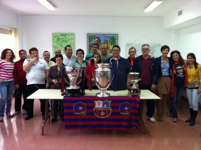 Alumnos del Centro Ocupacional José Moya y usuarios del Servicio Municipal de Apoyo Psicosocial conocen los trofeos ganados por el FC Barcelona en la temporada 2010/11, Foto 3