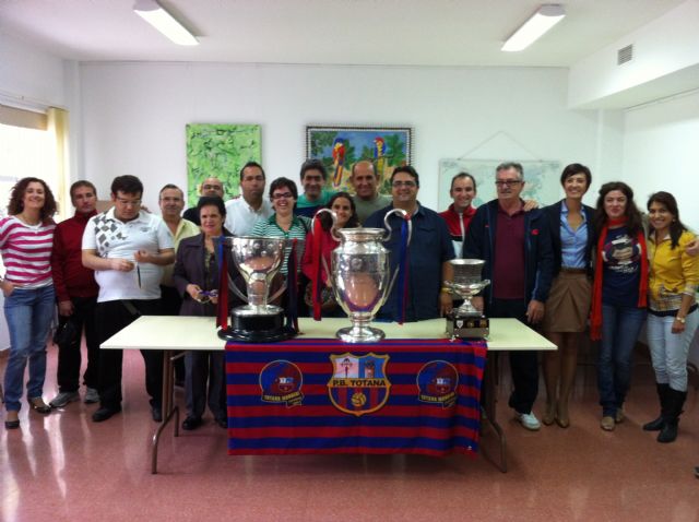 Alumnos del Centro Ocupacional José Moya y usuarios del Servicio Municipal de Apoyo Psicosocial conocen los trofeos ganados por el FC Barcelona en la temporada 2010/11, Foto 4