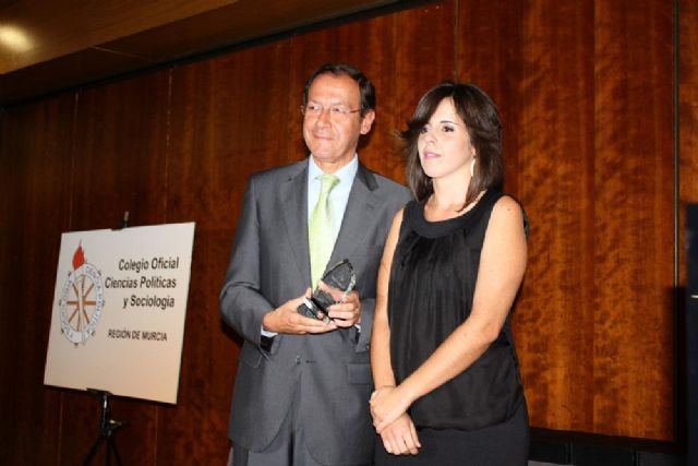 Cámara recibe el galardón concedido por el Colegio de Ciencias Políticas y Sociología - 2, Foto 2