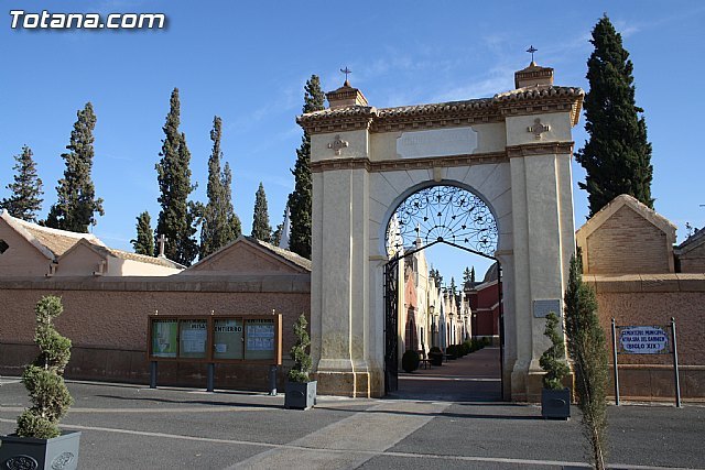 El ayuntamiento pone a punto el Cementerio Municipal Nuestra Señora del Carmen para el día de Todos los Santos 2011 - 1, Foto 1