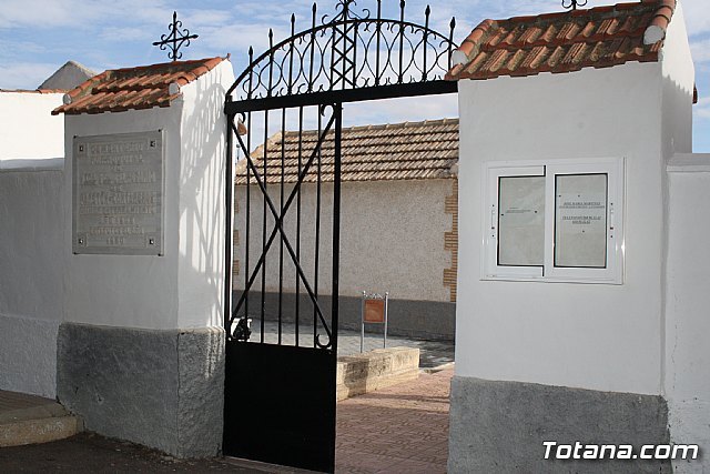 El ayuntamiento pone a punto el Cementerio Municipal Nuestra Señora del Carmen para el día de Todos los Santos 2011 - 2, Foto 2