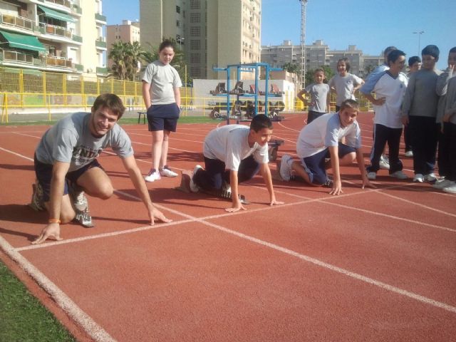 Alumnos del Sagrado Corazón corrieron con ADE en la Pista de Atletismo - 1, Foto 1
