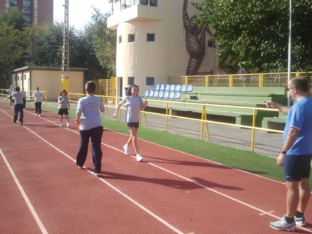 Alumnos del Sagrado Corazón corrieron con ADE en la Pista de Atletismo - 3, Foto 3