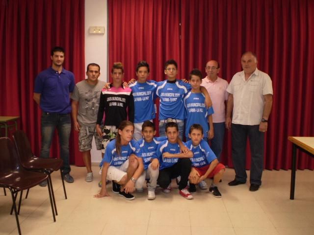 La Junta Municipal Este equipa a los jugadores de fútbol-sala de La Fama y La Paz - 1, Foto 1