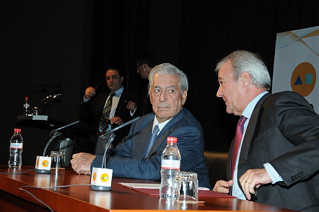 Valcárcel elogia al escritor Mario Vargas Llosa, al que califica como el autor más relevante de la lengua española - 1, Foto 1