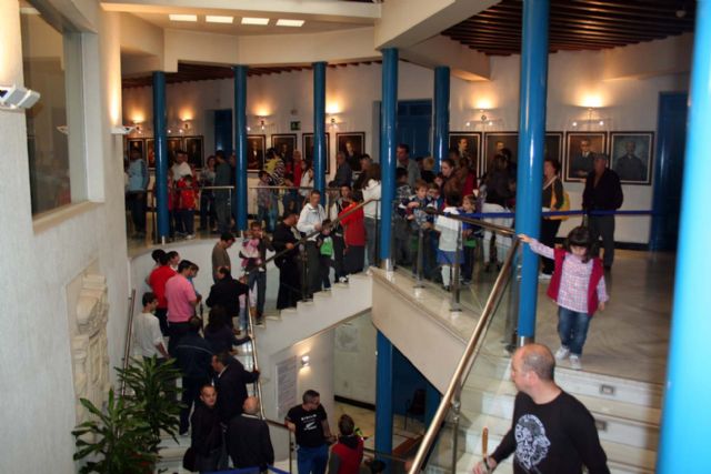 Cerca de las 10.000 personas acuden al ayuntamiento de Alcantarilla a ver y fotografiarse con la Copa del Mundo 2010 y la Copa de Europa 2008 - 1, Foto 1