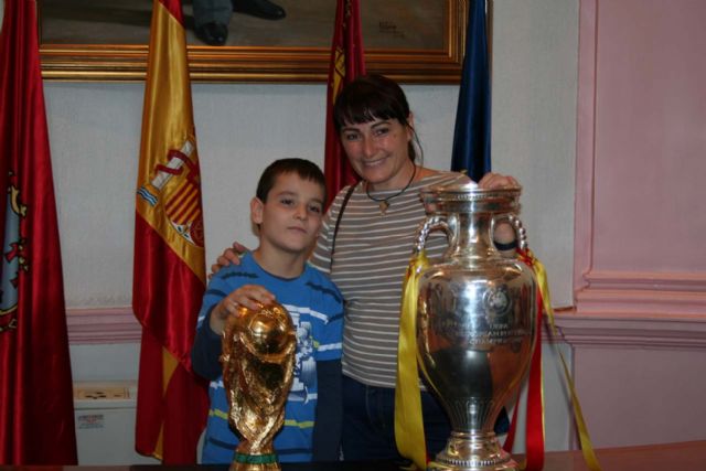 Cerca de las 10.000 personas acuden al ayuntamiento de Alcantarilla a ver y fotografiarse con la Copa del Mundo 2010 y la Copa de Europa 2008 - 2, Foto 2