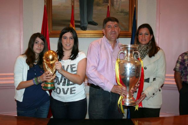 Cerca de las 10.000 personas acuden al ayuntamiento de Alcantarilla a ver y fotografiarse con la Copa del Mundo 2010 y la Copa de Europa 2008 - 3, Foto 3