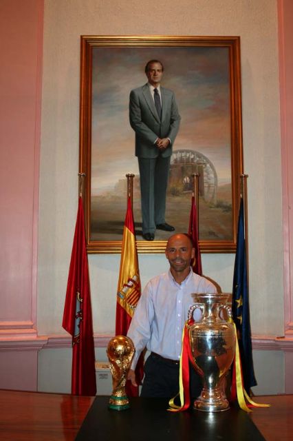Cerca de las 10.000 personas acuden al ayuntamiento de Alcantarilla a ver y fotografiarse con la Copa del Mundo 2010 y la Copa de Europa 2008 - 4, Foto 4