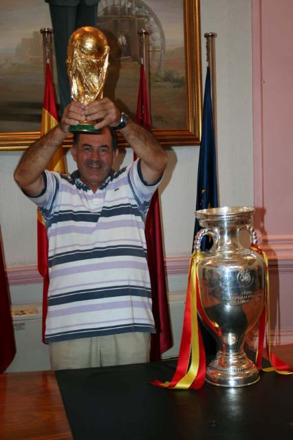 Cerca de las 10.000 personas acuden al ayuntamiento de Alcantarilla a ver y fotografiarse con la Copa del Mundo 2010 y la Copa de Europa 2008 - 5, Foto 5