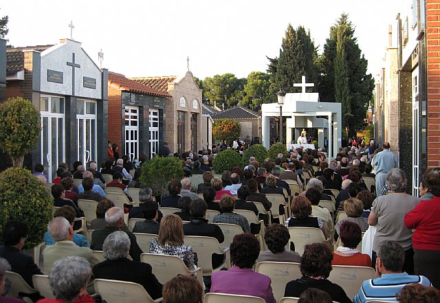 El consistorio incrementa el servicio de transporte público y habilita un millar de plazas de aparcamiento en el Cementerio San Damián para el Día de los Santos - 1, Foto 1