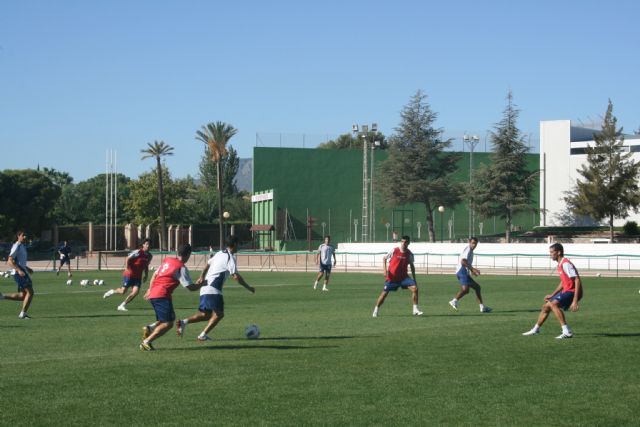 El FC Cartagena inicia sus entrenamientos para preparar el partido contra el Celta de Vigo en el Polideportivo Municipal 6 de Diciembre, Foto 1