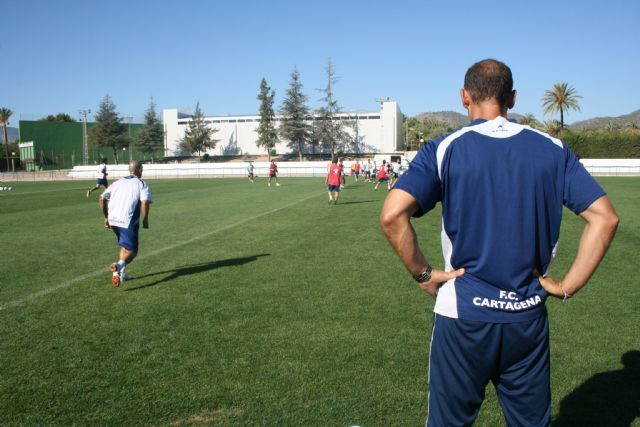 El FC Cartagena inicia sus entrenamientos para preparar el partido contra el Celta de Vigo en el Polideportivo Municipal 6 de Diciembre, Foto 2