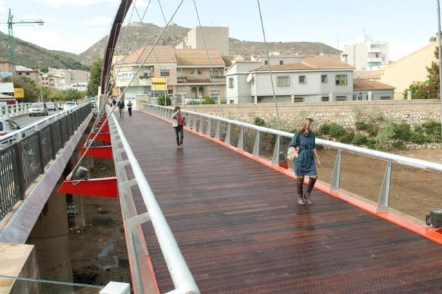 Los vecinos del Barrio de la Concepción ya transitan por la pasarela peatonal - 1, Foto 1