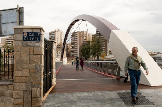 Los vecinos del Barrio de la Concepción ya transitan por la pasarela peatonal - 2, Foto 2