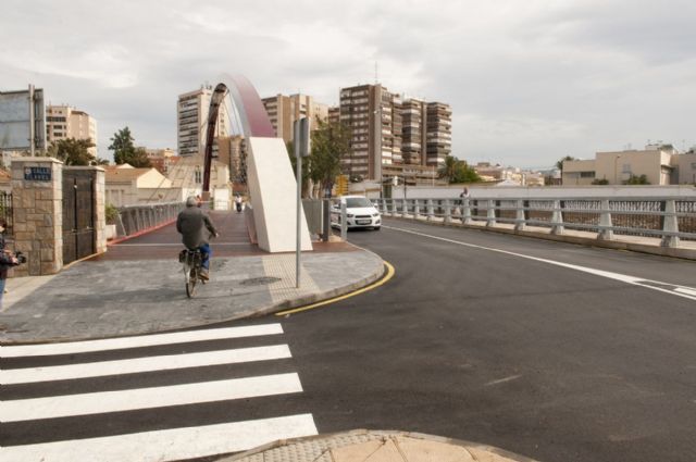 Los vecinos del Barrio de la Concepción ya transitan por la pasarela peatonal - 3, Foto 3