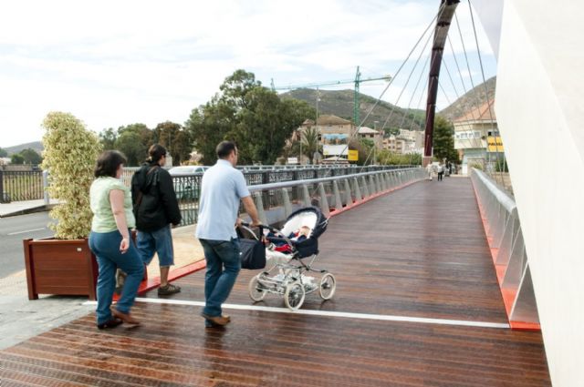 Los vecinos del Barrio de la Concepción ya transitan por la pasarela peatonal - 4, Foto 4