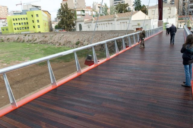 Los vecinos del Barrio de la Concepción ya transitan por la pasarela peatonal - 5, Foto 5