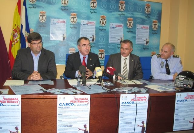 Campos apuesta por la concienciación de los motoristas para impulsar la utilización del casco     y reducir la siniestralidad en las vías urbanas - 1, Foto 1