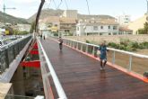 Los vecinos del Barrio de la Concepción ya transitan por la pasarela peatonal