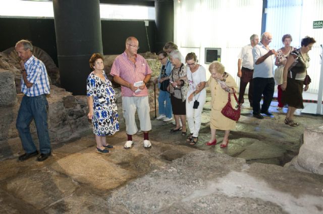 Servicios Sociales lleva a los mayores a conocer los lugares emblemáticos de la ciudad - 3, Foto 3