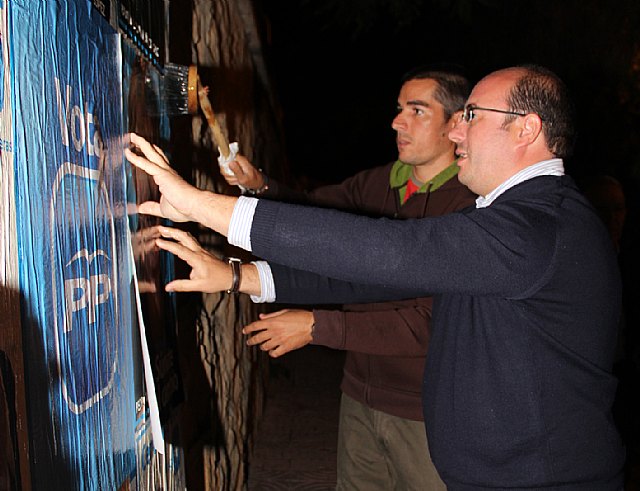 El PP de Puerto Lumbreras comienza la Campaña Electoral con la pegada de carteles - 3, Foto 3